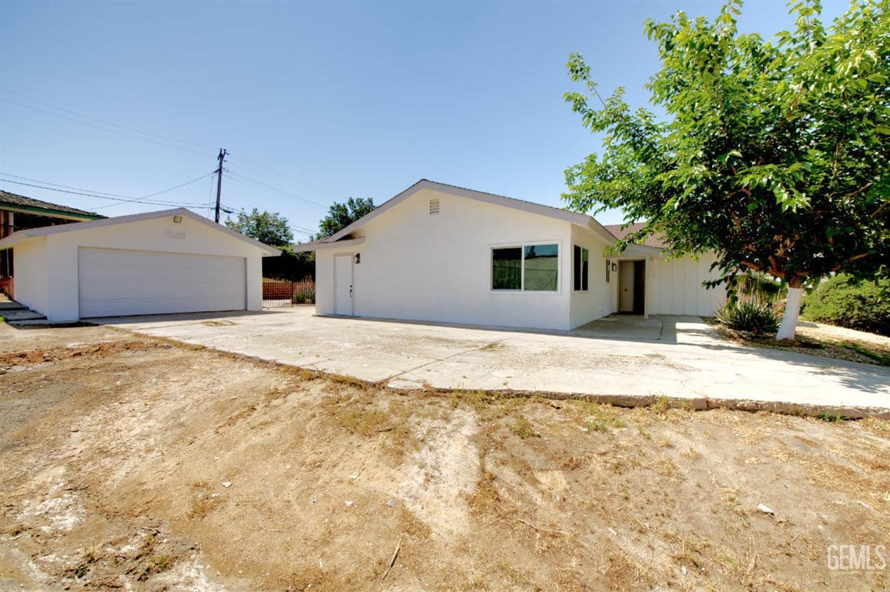 2425 Castle Drive — photo 3