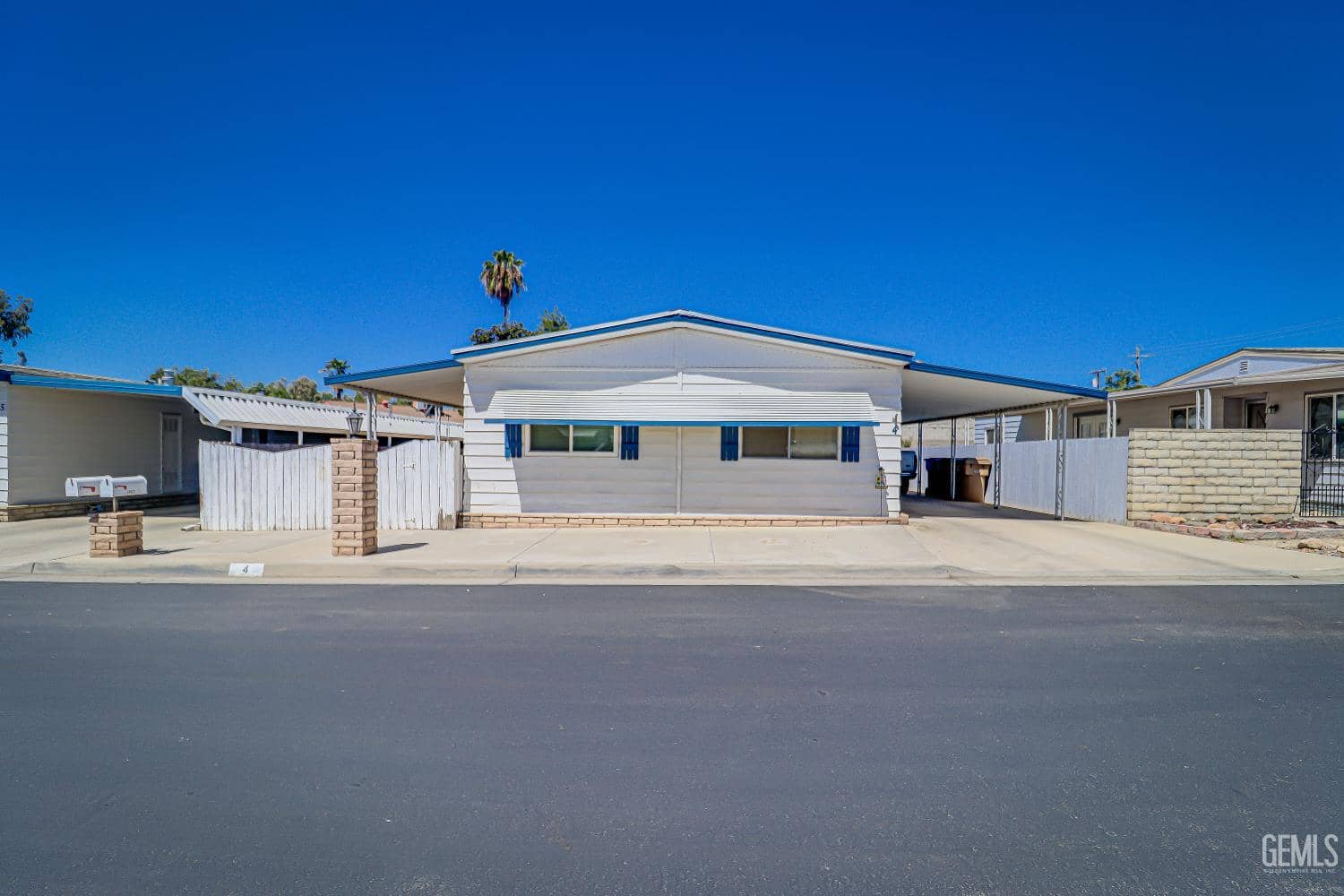 400 E Roberts Lane