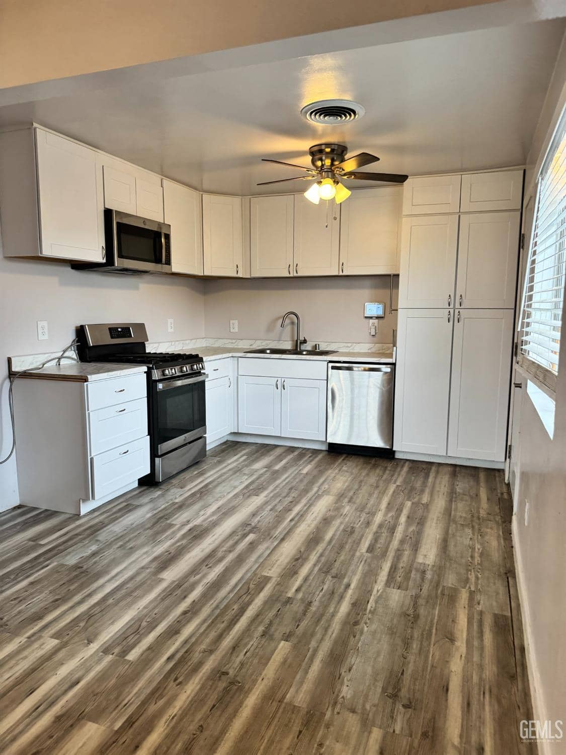 423 Helen Way — photo 3